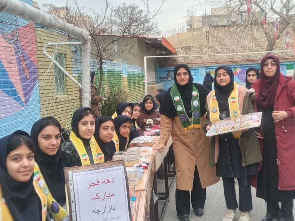 بازارچه به مناسبت دهه فجر در دبیرستان دخترانه انقلاب اسلامی 