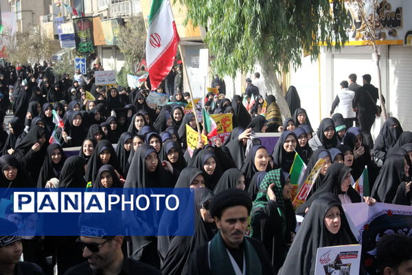 جلوه‌هایی از حضور حماسی دانش‌آموزان قم در راهپیمایی یوم الله ۱۳ آبان