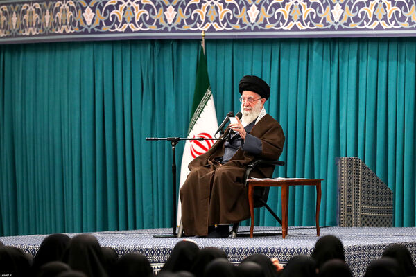 دیدار جمعی از رأی اولی‌ها و خانواده‌های شهدا با رهبر انقلاب اسلامی