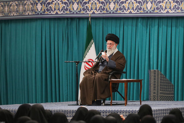 دیدار جمعی از رأی اولی‌ها و خانواده‌های شهدا با رهبر انقلاب اسلامی