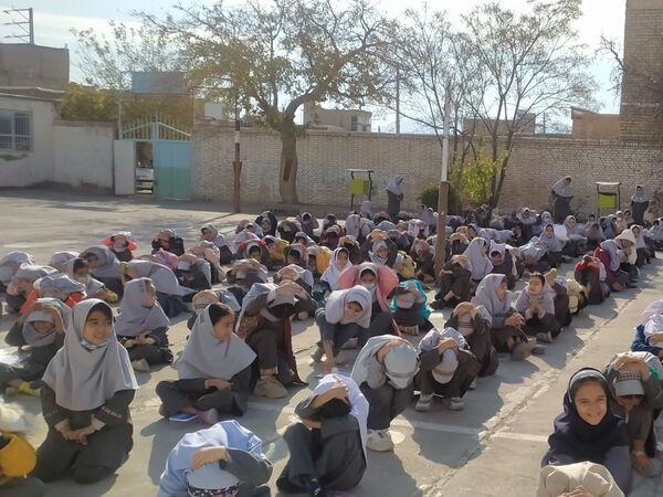 مانور زلزله در دبستان شهید نجفی فدافن