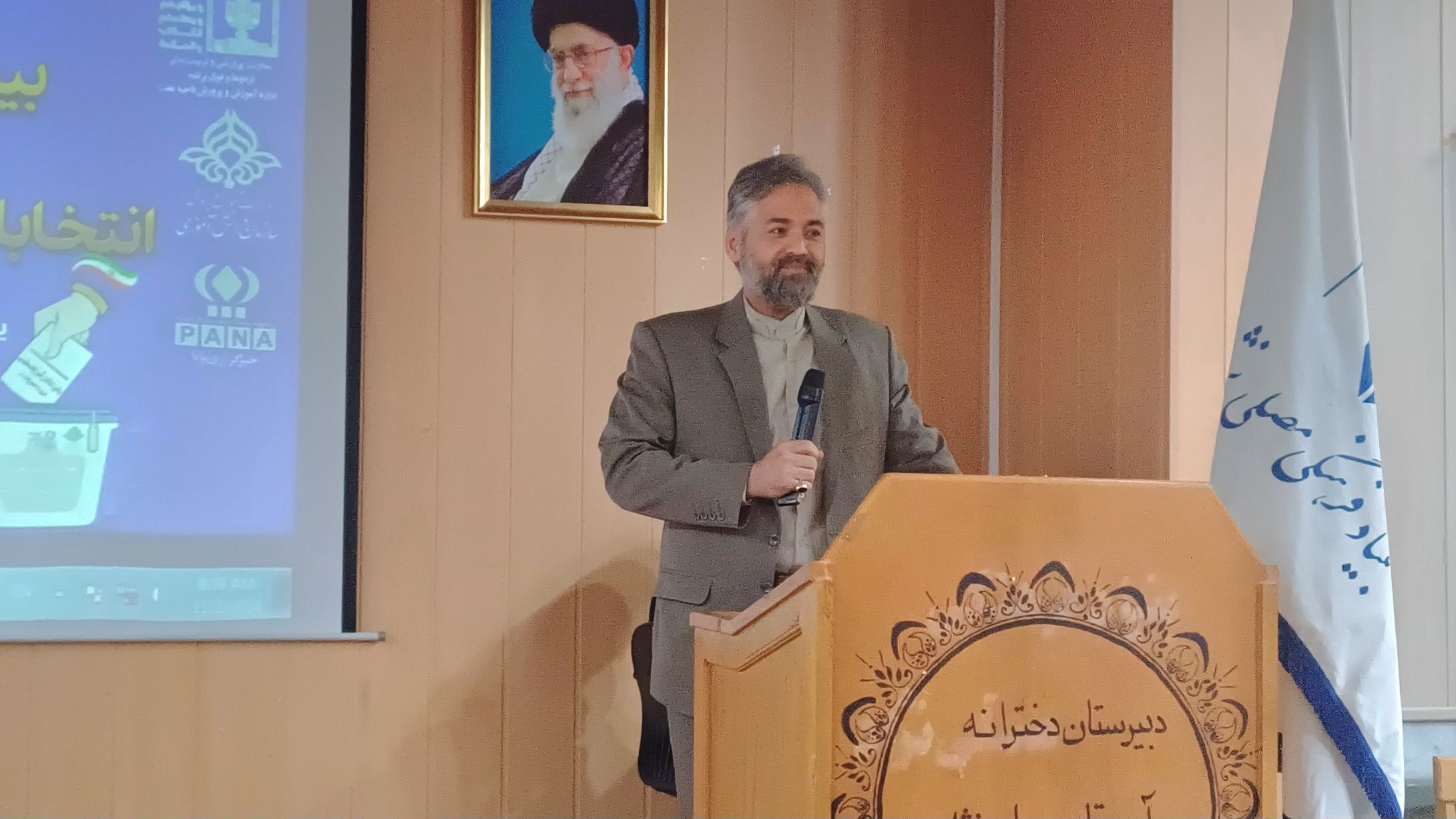 شورای دانش آموزی موجب شادی و نشاط در مدرسه می‌شود