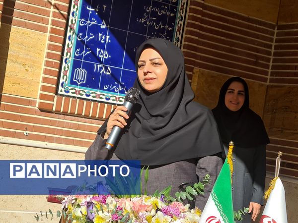 آئین نواختن زنگ مهر در دبیرستان دخترانه فرهنگ ۱۳ 