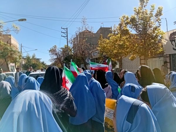 حضور پرشور دانش آموزان در راهپیمایی ۱۳ آبان ماه 