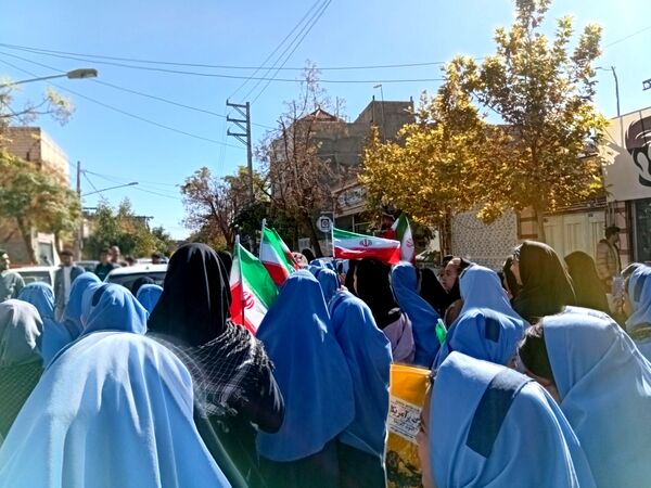 حضور پرشور دانش آموزان در راهپیمایی ۱۳ آبان ماه 
