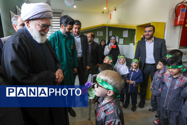 حضور تولیت آستان قدس رضوی در جمع دانش‌آموزان با آسیب بینایی مشهد