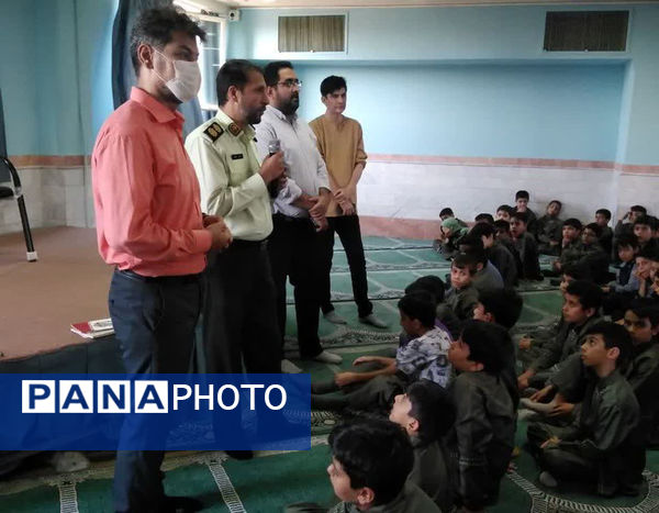 نشست صمیمی پلیس با دانش‌آموزان مدرسه شهدای غزه قم