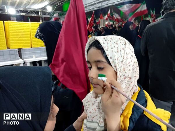 گردهمایی دبستانی های یزدی در گرامی‌داشت یاد دانش آموز شهید تیارا صادقی