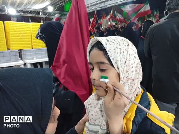 گردهمایی دبستانی های یزدی در گرامی‌داشت یاد دانش آموز شهید تیارا صادقی
