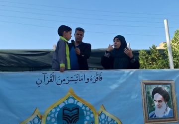 صحبت کردن مادر دانش آموز یزدی با زبان اشاره در دبستان فرهیختگان پویا