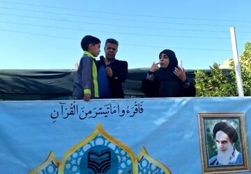 صحبت کردن مادر دانش آموز یزدی با زبان اشاره در دبستان فرهیختگان پویا