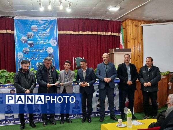 مراسم تقدیر از نفرات برتر دبیرستان نمونه‌ شهدای‌ سلمانشهر عباس‌آباد