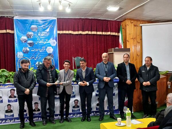 مراسم تقدیر از نفرات برتر دبیرستان نمونه‌ شهدای‌ سلمانشهر عباس‌آباد