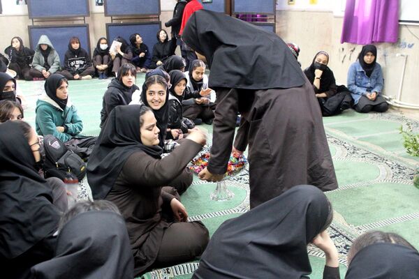جشن و مولودی‌خوانی میلاد حضرت زهرا(س) در هنرستان آفرینش پردیس 