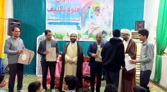 جشن تکلیف پسران دبیرستان دکتر حسابی رودان در بقعه امامزاده شاه قطب‌الدین حیدر(ع) 