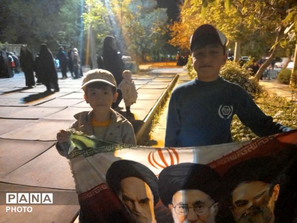 مردم تویسرکان در تجمع شبانه بر استمرار همراهی با انقلاب تأکید کردند