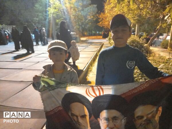 مردم تویسرکان در تجمع شبانه بر استمرار همراهی با انقلاب تأکید کردند