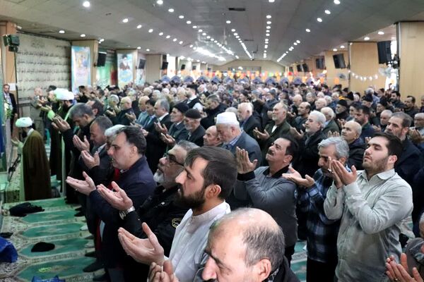 حضور دانش آموزان آموزشگاه شهدای گلدسته و مردم چهاردانگه در نماز جمعه 
