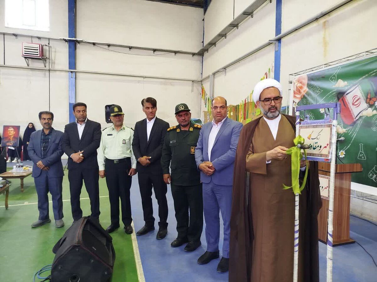 زنگ مهر مقاومت در دبیرستان فاطمیه مهریز برگزار شد