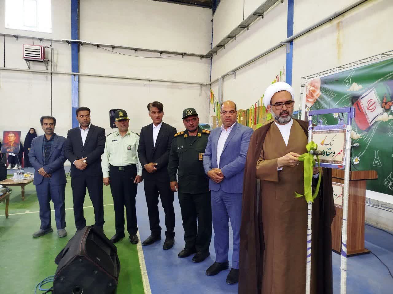  زنگ مهر مقاومت در دبیرستان فاطمیه مهریز برگزار شد