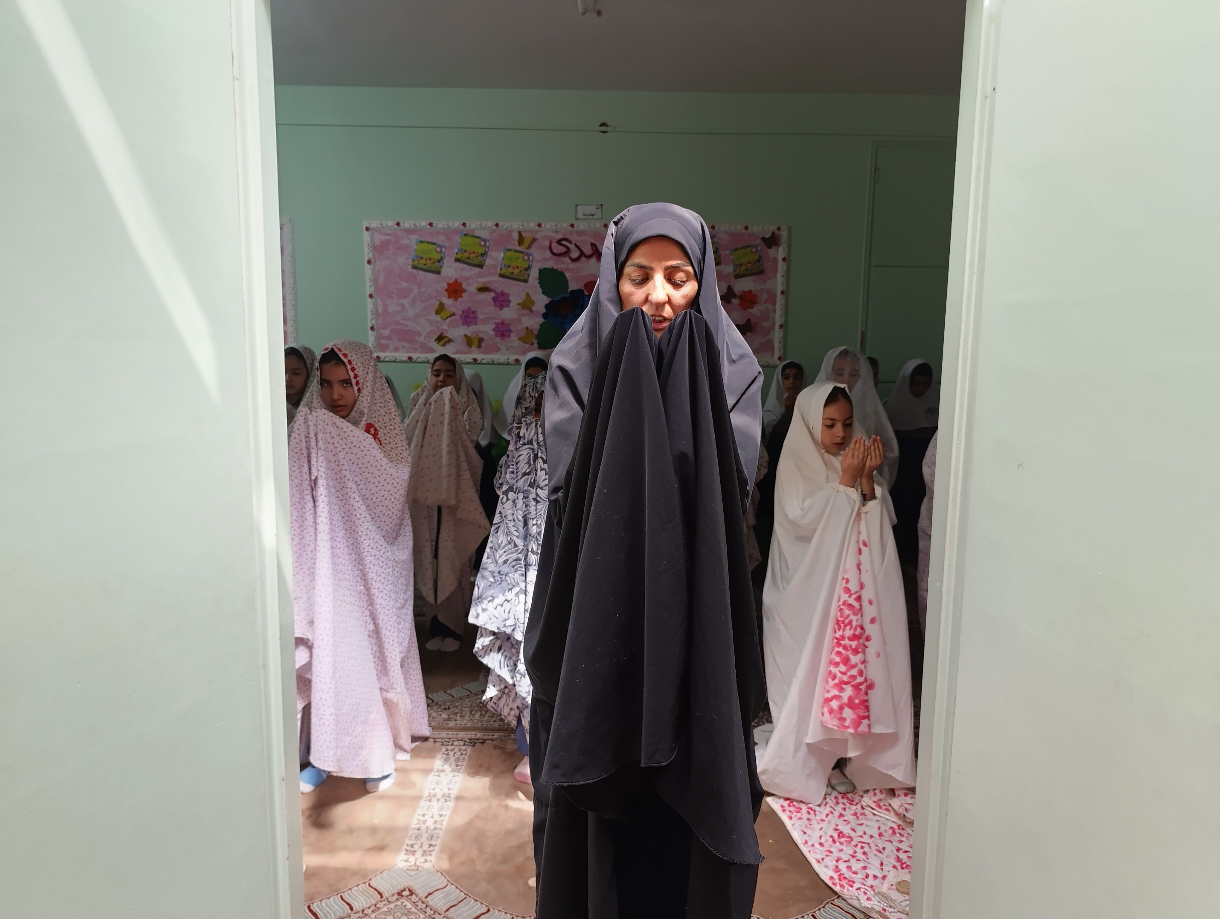 نواختن زنگ مهر و نماز در مدرسه ۲۲بهمن