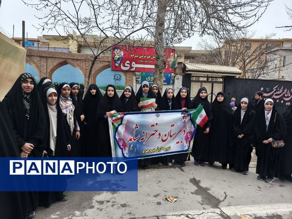 حضور پرشور دانش آموزان و مردم بروجرد در راهپیمایی ۲۲ بهمن 