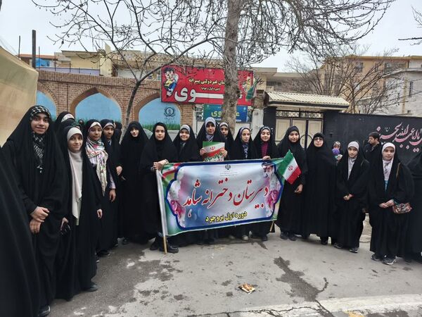 حضور پرشور دانش آموزان و مردم بروجرد در راهپیمایی ۲۲ بهمن 