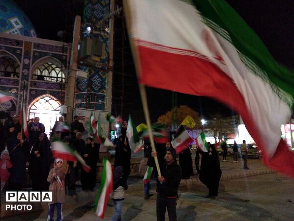 خون می‌دهیم ولی خاک هرگز