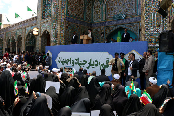 حضور پرشور نوجوانان قمی در آیین استقبال از رئیس جمهوری 