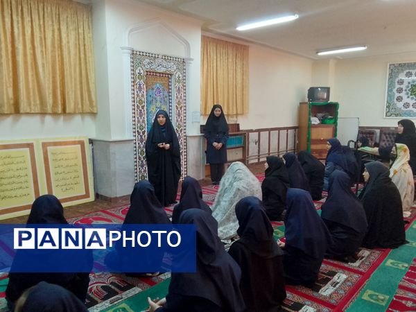 نماز جماعت رنگین در مدرسه‌ مدرس تبریز