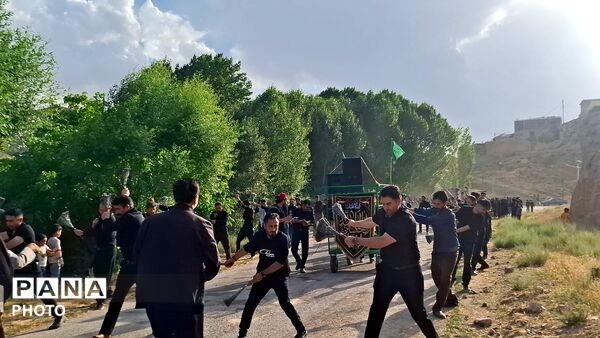 تاسوعایینان با نوای طبل و سینه‌زنی بر مزار شهدا حاضر شدند