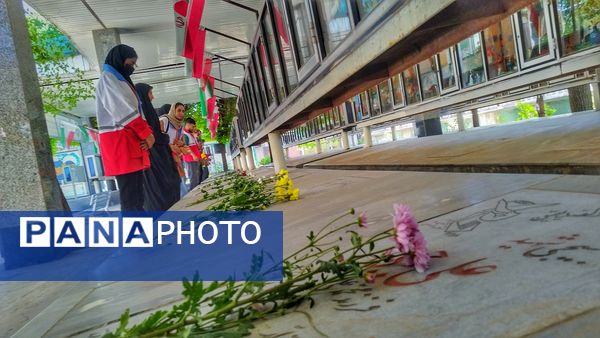 غبارروبی گلزار شهدا به‌مناسبت هفته هلال احمر در اشتهارد