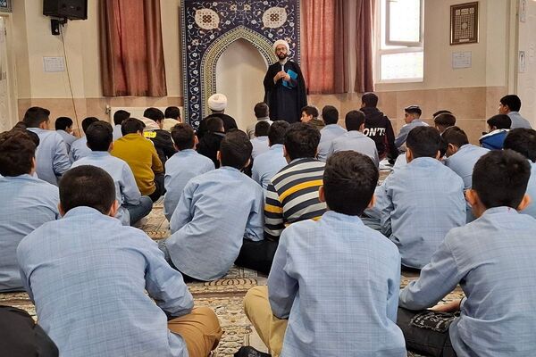 برپایی نماز جماعت در مدرسه انصارالمهدی قرچک 