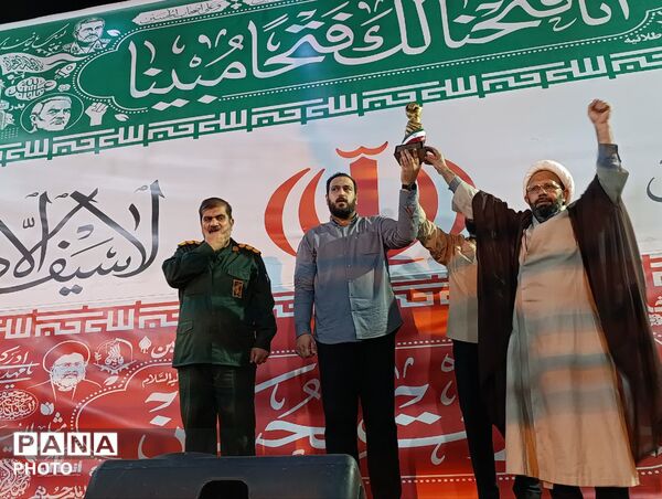 رونمایی از نماد «مشت گره کرده رهبر شهید» در قم