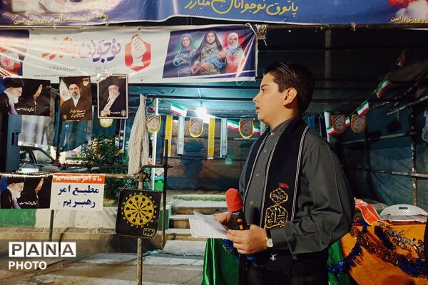 اجتماع پرشور دانش‌آموزان دبستان پسرانه توحید در غرفه شهدای دانش آموز ورامین 