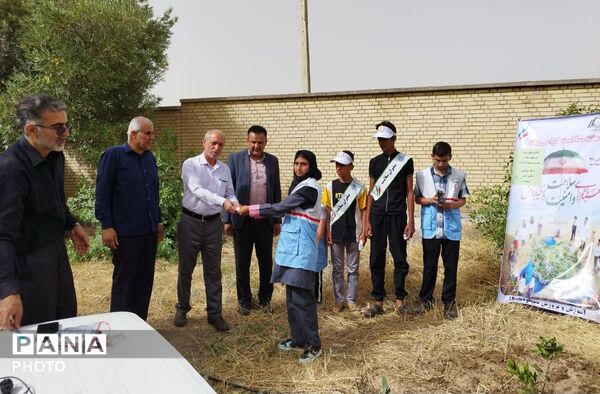 کاشت «نهال امید» در مدرسه استثنایی شهید علیزاده زاهدشهر