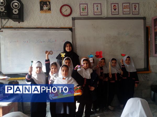 شادی دانش آموزان از یادگیری حروف الفبا و نوشتن حرف(واو)