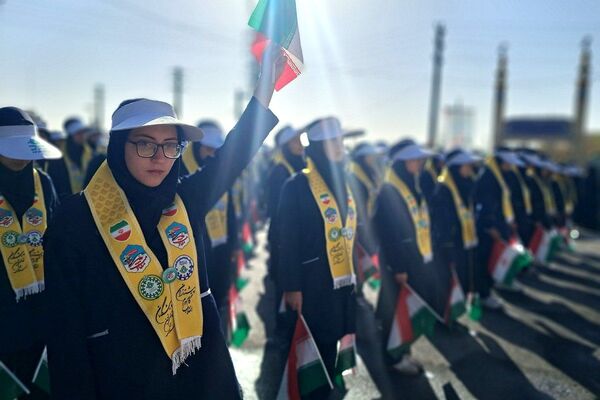 برگزاری مراسم راهپیمایی سیزده آبان با حضور دانش‌آموزان و مسئولین در ملارد