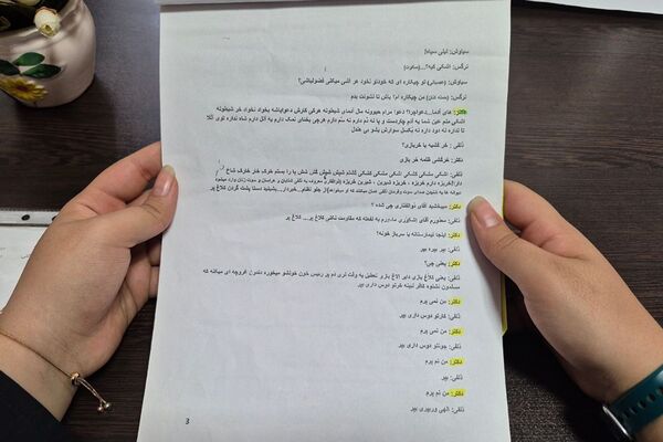  جلسات تمرین نمایش‌نامه‌خوانی در دبیرستان فرزانگان