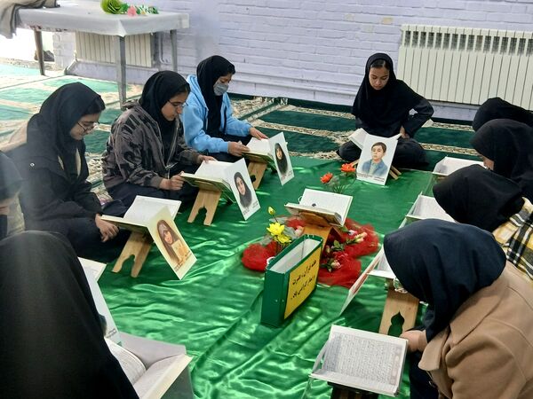 محفل انس با قرآن در دبیرستان دخترانه فاطمیه 