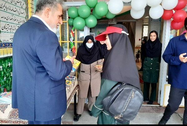 جشن جوانه‌ها و مراسم آغاز پایه هفتم در دبیرستان دخترانه فاطمه الزهرا در شهرستان فیروزکوه