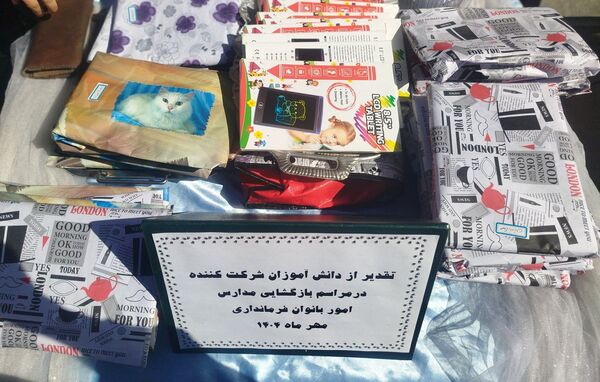مراسم تقدیر از دانش آموزان فعال در پروژه مهر در دبیرستان دخترانه حضرت زینب (س)