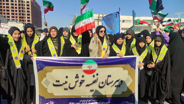 دانش آموزان شاهد تکتم ناحیه۳ ،پرچمداران راهپیمایی ۱۳ آبان