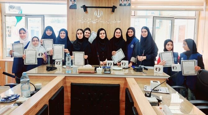 قلمهای سبزِ پانا بر سکوی افتخار؛ تجلیل از دانش آموز خبرنگارانِ الیگودرز