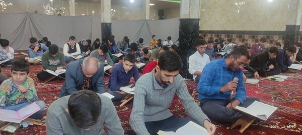 اعتکاف دانش‌آموزان روستای گونبرف در برف یک متری