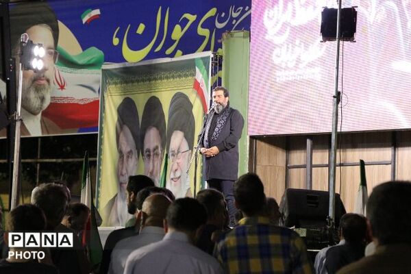 حضور بازماندگان ناوشکن دنا؛در میدان شهید آیت الله خامنه ای وتجلیل از ایثارگری مدافعان وطن