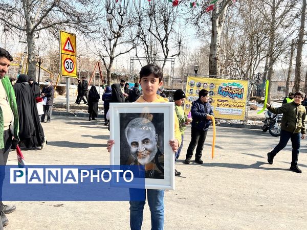 حضور دانش‌آموزان دبستان المهدی در راهپیمایی ۲۲ بهمن 
