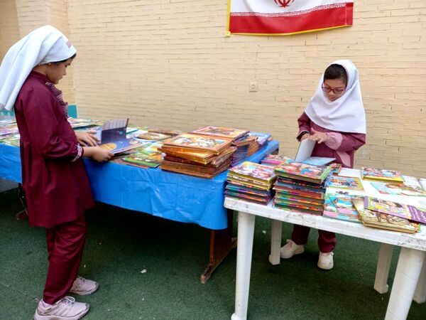 نمایشگاه کتاب در دبستان مریم بندرعباس