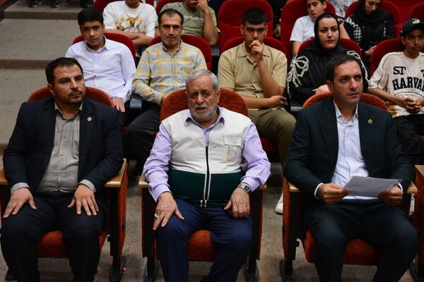 تجلیل از پسران ممتاز دبیرستان امام رضا در بهارستان‌دو