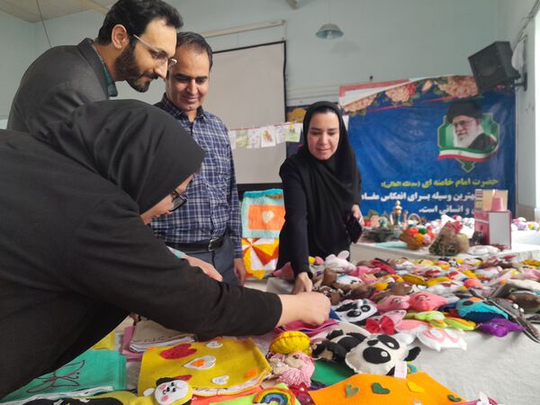 جشنواره فرهنگی هنری "امید فردا" در دبیرستان شاهد فیض ناحیه ۳ شیراز